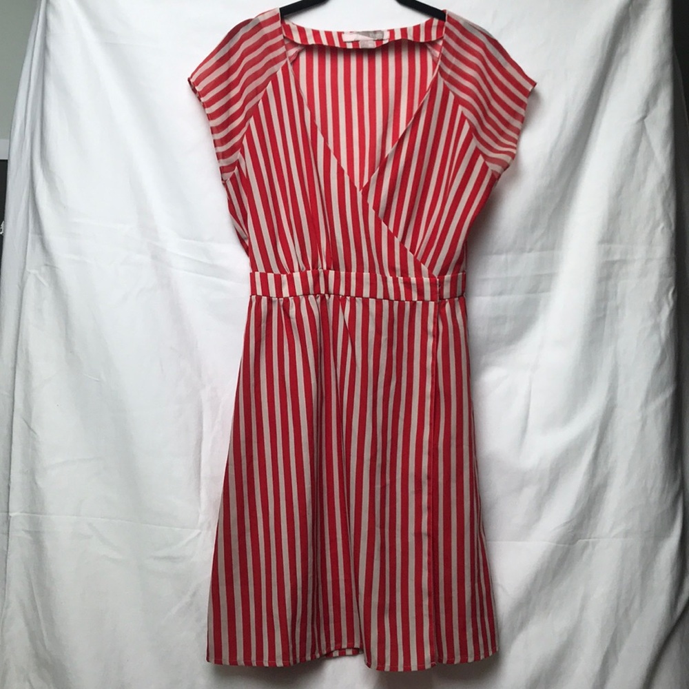 Wrap dress. Two clasps, one on each hip.